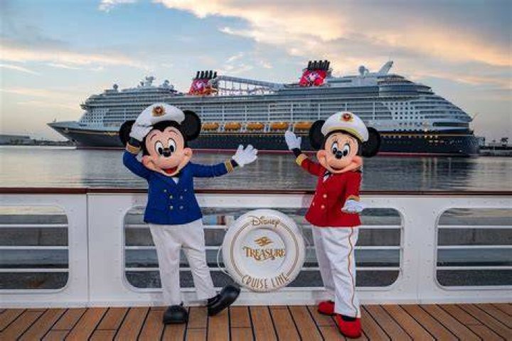 Are there bars on Disney cruises?