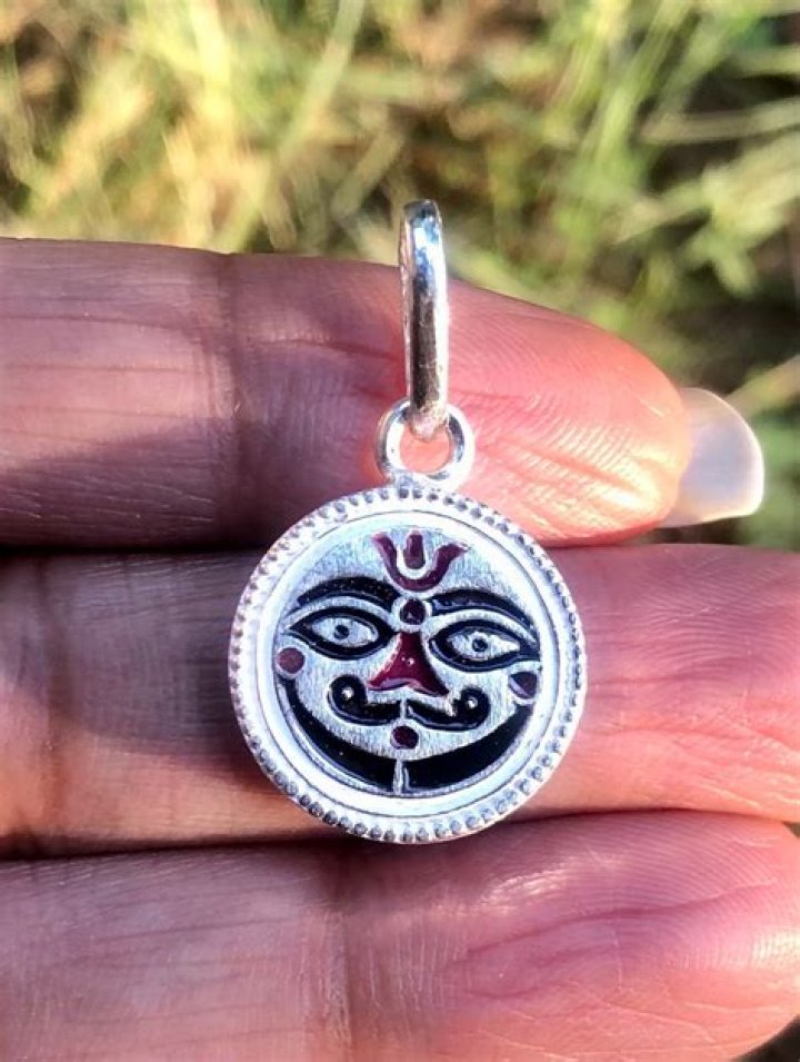 Can girls wear Balaji pendant?