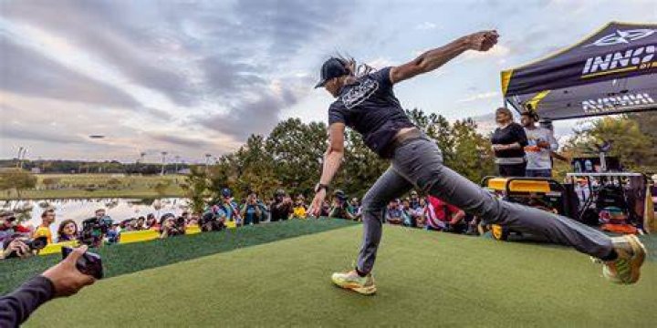 Can you throw behind your lie in disc golf?