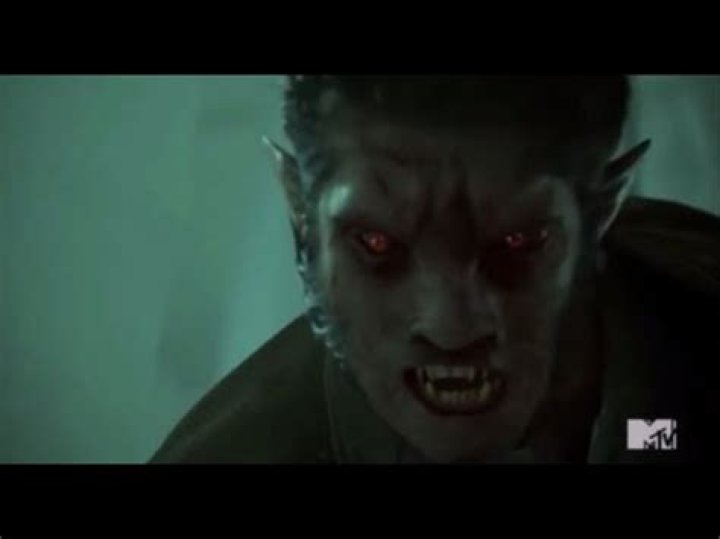 Does Scott turn into a full wolf?
