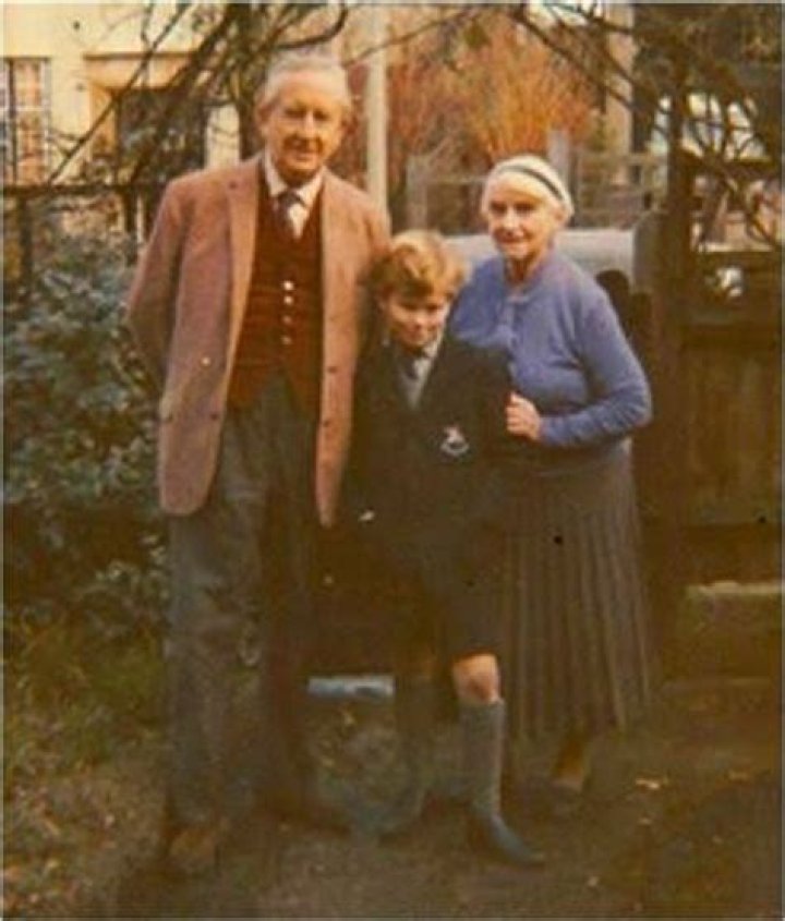 Is Edith richer than Mary?