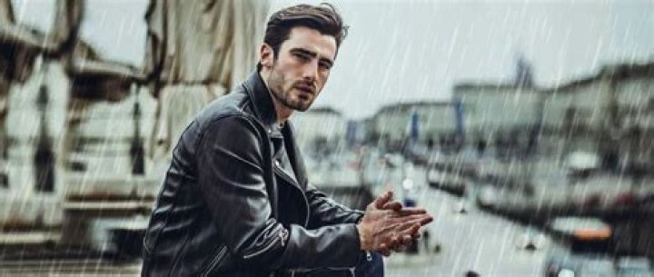 Is it OK to wear a leather jacket in the rain?