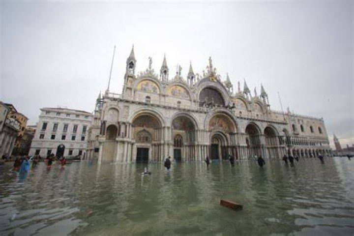 When did Venice start sinking?