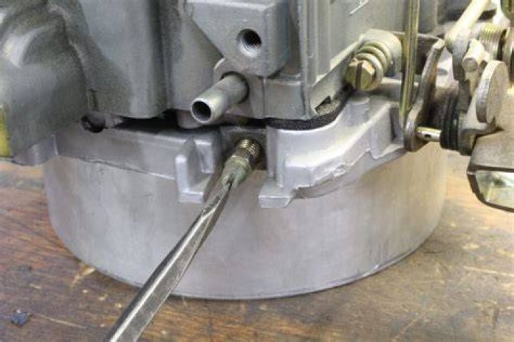 Which way do you turn a mixture screw to lean?