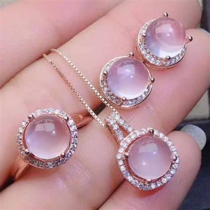 Who can wear rose quartz?