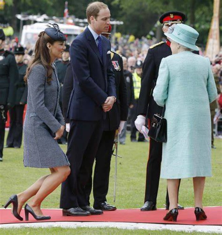 Who does Kate Middleton have to curtsy to?